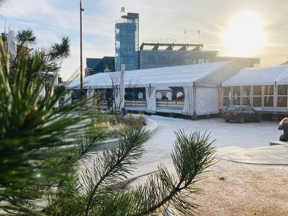 De tent van de ijsbaan van WintersAssen op het Koopmansplein in Assen