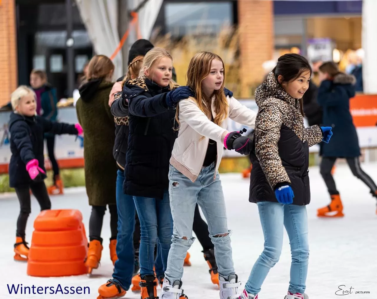 Een groep meiden schaatst samen