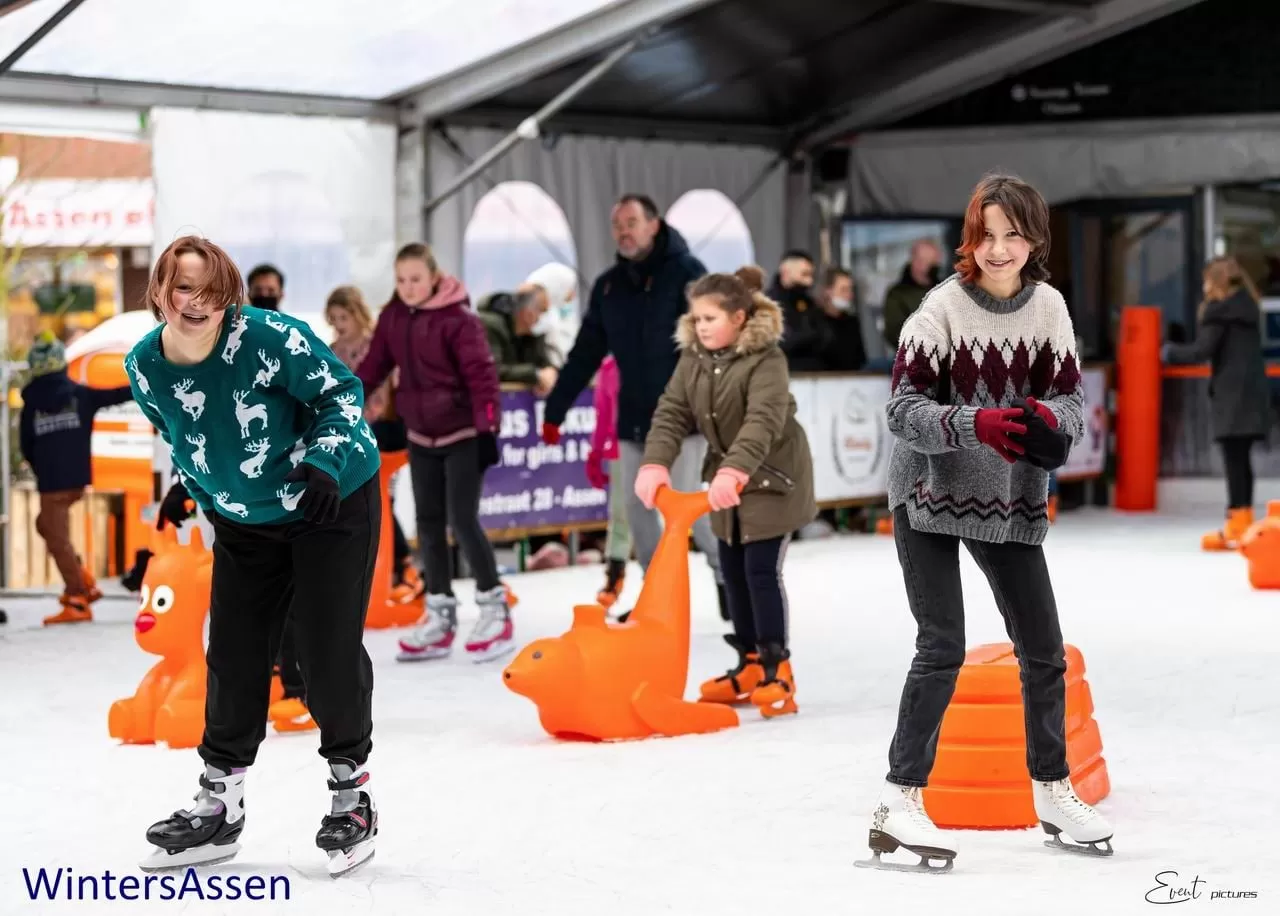 Drukte op de ijsbaan tijdens het vrijschaatsen