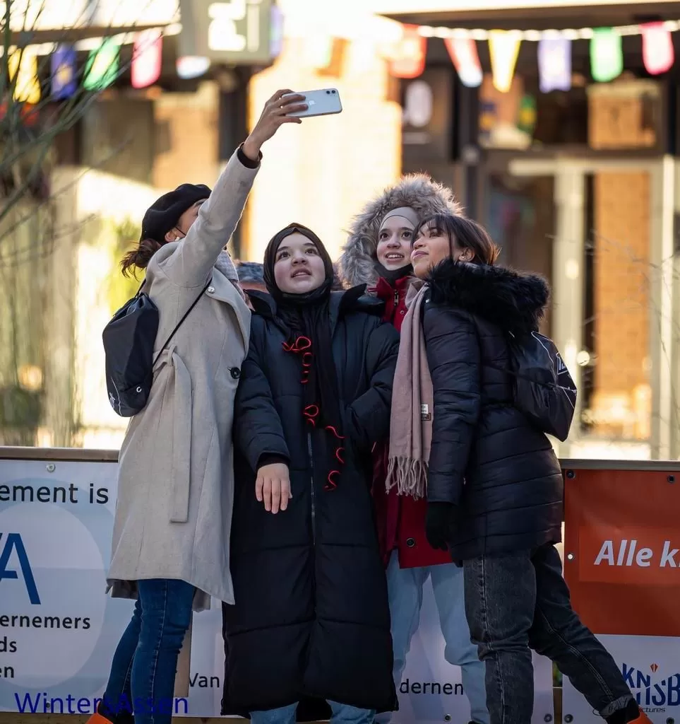 Drie vriendinnen maken een selfie op de ijsbaan